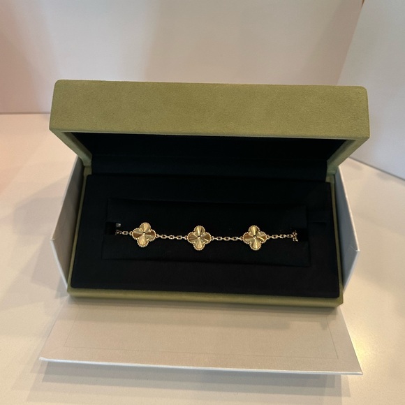 Gold Vintage Alhambra Bracelet - Picture 4 of 10